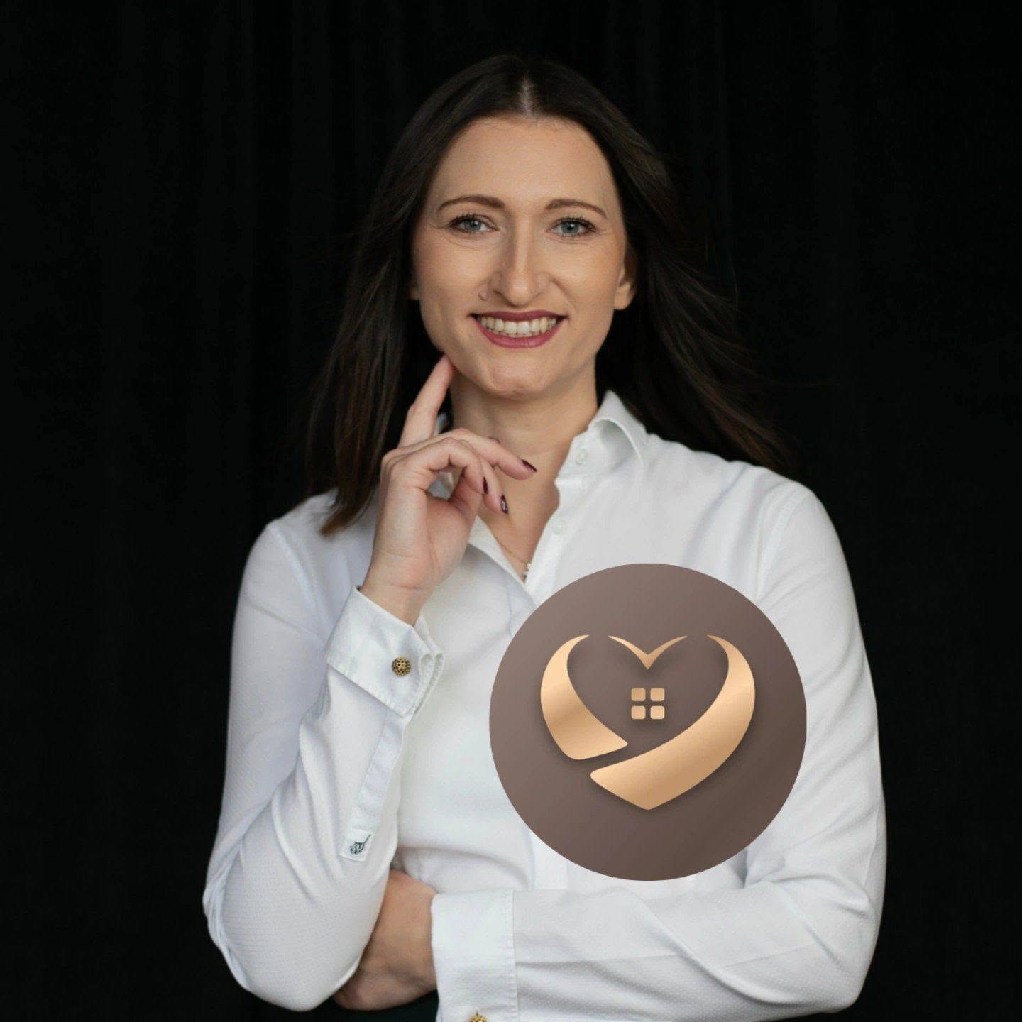 Ekspert kredytowy Anna Krzymowska-Buda, uśmiechająca się do kamery, z widocznym logotypem swojej firmy Hipoteczna pasja z Lublina, działająca również online.